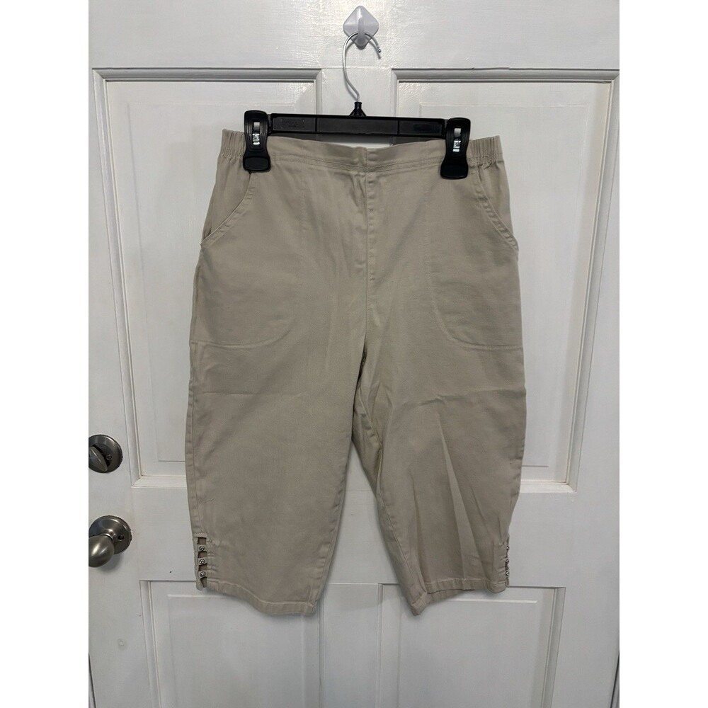 Women’s Croft And Barrow Khaki Capri Pants. Size M